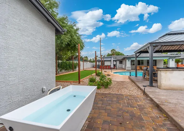 Heated Pool Pickleball Mini Putt Gym Sleeps 24 *