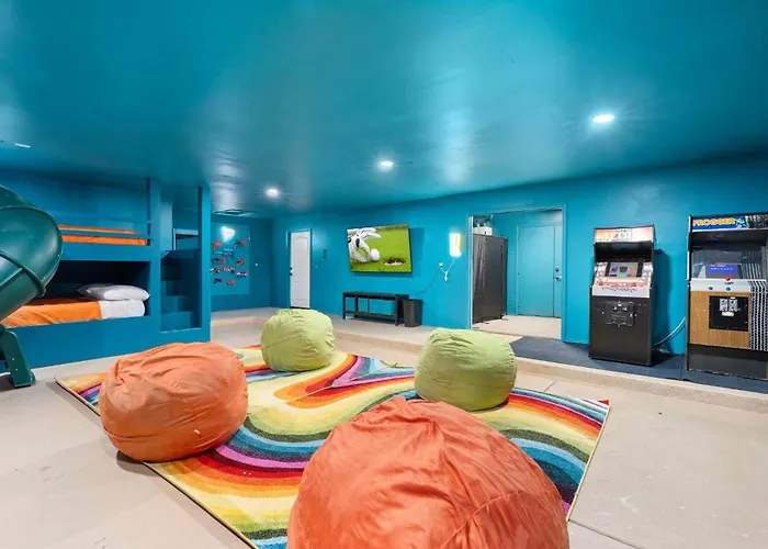 Heated Pool Pickleball Mini Putt Gym Sleeps 24 *